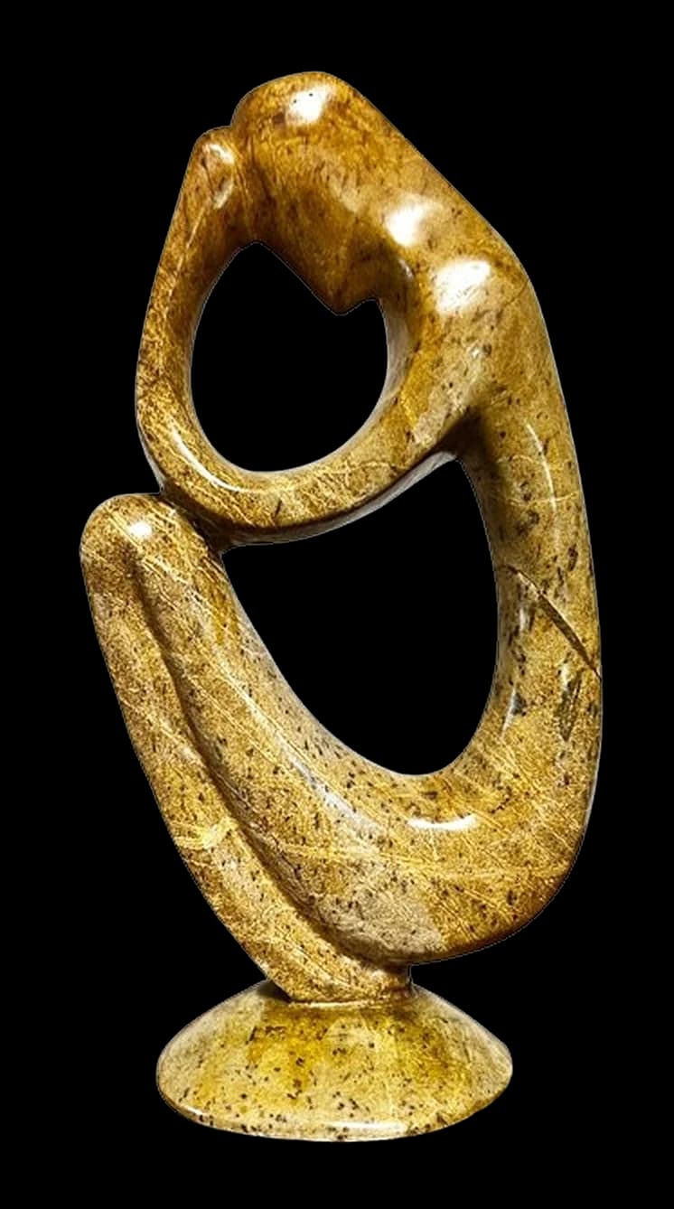 Escultura em pedra de uma figura pensativa, apoiada sobre o próprio braço